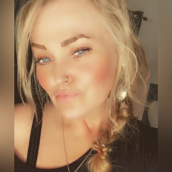 Meet your Posher, Gigi - Picture 1 of 2